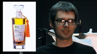Предметная съемка. Стеклянная бутылка с маслом.