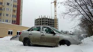 Снегопад 4 марта 2018 Москва и Московская область. Гранта в снегу.  Провалился в ямку под снегом