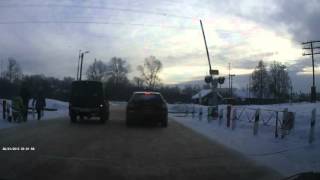 Кувшиново . Быдло обгоняет на ж д переезде. ШОК