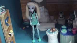 Mi nuevo canal y mi casa de Monster High. My new channel and my house of Monster High. 我的新頻道和我的怪物高房子