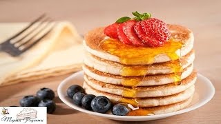 Быстрые блинчики с ягодами и кленовым сиропом