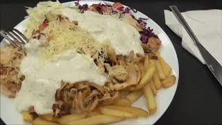 Krzysztof Kononowicz je kebaba na talerzu w Döner Kebab ZEFE w Carrefourze