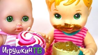 Лиза и Кира кушают мороженое и играются