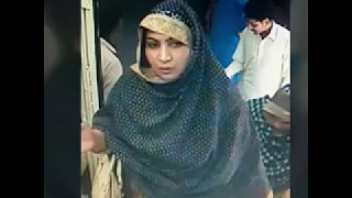 دیکھیں ان دو عورتوں نے چھوٹے لڑکے کے ساتھ کیسی شرمناک حرکت کر ڈالی۔ ایسی عورتوں سے ہوشیار رہیں اور 2