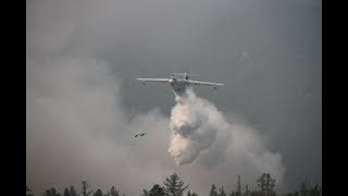 Авиация МЧС России продолжает работу по ликвидации природных пожаров с воздуха в Иркутской области.