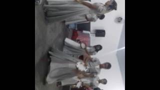 Jovem é  batizada com o espírito Santo em plena coreografia de pandeiros .