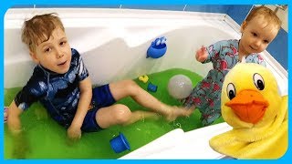 Зеленый СЛАЙМ в ванне КАТЯ И ДИМА купаются в слайме и надувают воздушные шарики на TUMANOV FAMILY