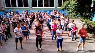 Флешмоб на перемене проводит 11 Б класс Мелитополь средняя школа № 1 21 05 2014