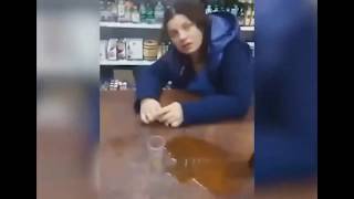 Пьяная в говно продавщица. Это ж надо так нажраться