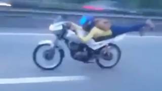 Aksi Mantap !!! Awek Melayu Fly RXZ di Highway.