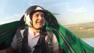 Полёт реактивного самолёта L-29 между деревьями!