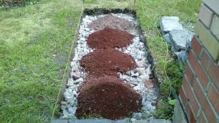 Садовая дорожка из битой плитки.Garden path of broken tiles