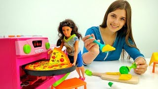 ToyClub шоу - Видео с куклами - Особая пицца для Терезы!