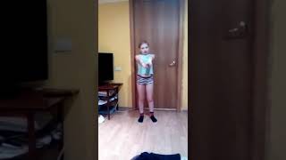 Подруга пранканула скотчем!!носимся , бесимся и тд