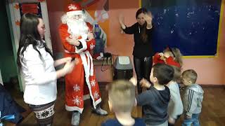Снег руками загребаем, лепим, лепим ком большой?????
