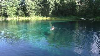 Голубое озеро. Люди купаются в холодной воде. Казань.