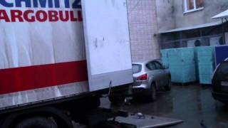 Магнит. Разгрузка товаров в жилом дворе.