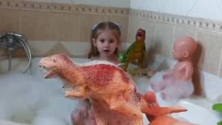 Купаем куклу Беби Лав ( Беби Борн)/Ищем динозавров в ванной/Baby Love (Baby born) bath time)