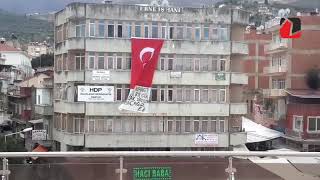 HDP Binasına Türk Bayrağı astılar