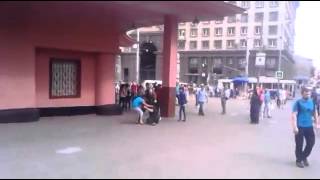 Fight Video. ЖЕСТЬ!!!Драка у метро женщина надавала люлей мужику!!!