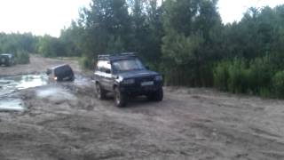 Land Cruiser 80 спасает Nissan Navara D22
