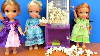 Sleepover ! Elsa and Anna toddlers - Popcorn - Rapunzel - movie - pizza