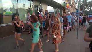 Саратовцы ликуют после победы сборной России над испанцами
