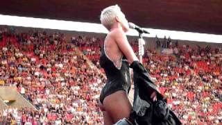 Pink - Just Like A Pill - Praha 20.7.2010 - Funhouse Summer Carneval (Live in Prague)