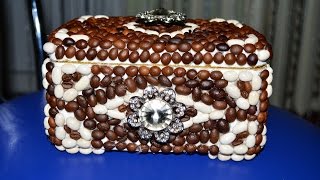 Шкатулка из кофейных зерен с добавлением элементов из фасоли.