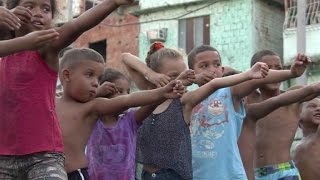 Niños de favela de Rio descubren el tiro al arco