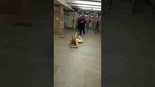 Пьяный и голый в метро ползёт