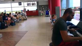 парень в аэропорту нереально круто играет на пианино! (часть 2)
