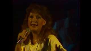 Поет Алла Пугачева сольный концерт / Alla Pugacheva Live concert