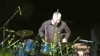 Николай Носков и его музыканты.. Барабанщик Андрей Атабеков.