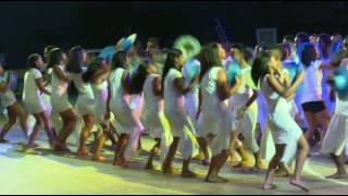 Danses tradionnelles jouées par des Jeunes Malgache