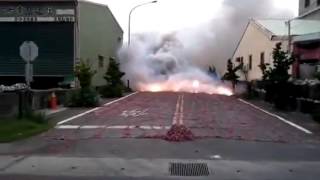 Как взрывают тысячу петард ? На улице взорвали тысячу петард