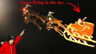 Санта Клаус летит на санях по небу/Santa Claus flying in the sky