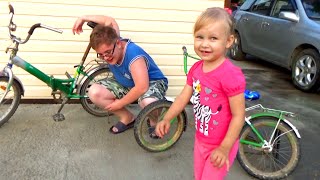 Лева и Алиса покрасили велосипеды из баллончика !!! colored paint bicycles challenge
