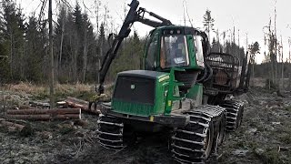 John Deere 1910E Loading