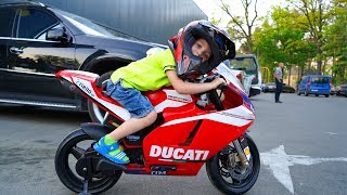 В 5 лет КРУТО  управляет МОЦИКОМ ...At the age of 5, he famously runs a motorcycle ...