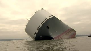 Equipes tentam resgatar navio encalhado com mais de 1,4 mil carros