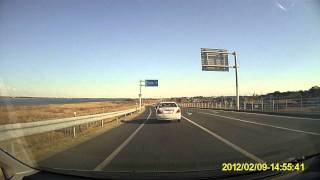 教習車を相手に危険運転の実演