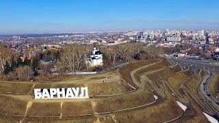Стела город Барнаул у реки Обь на Алтае весной 2017.