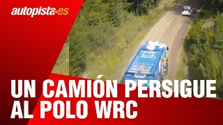 Un camión del Dakar persigue al Volkswagen Polo R WRC por los bosques finlandeses