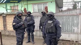 В Ужгороді силовики провели обшуки у ромському поселенні