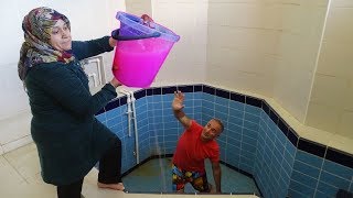 KOCAMAN Kova Dolusu Sulu SLİME'I Havuzun İçinde Kerem Kafasına ÇAKTIK  SLİME PRANK