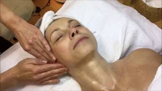 Kosmetická masáž pleti a dekoltu. Facelift massage,beauty treatment & skin regeneration massage