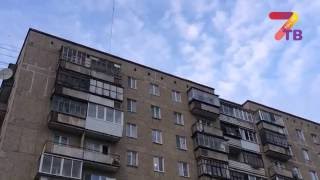 С крыши 9-этажного дома упала 13-летняя девочка