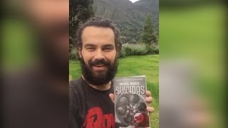 Ator Carmo Dalla Vecchia doa livro para a Geladeiroteca do Diário