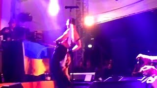 В Киеве Басист Bloodhound Gang обоссал флаг Украины видео Басист группы  Bloodhound Gang  нассал на